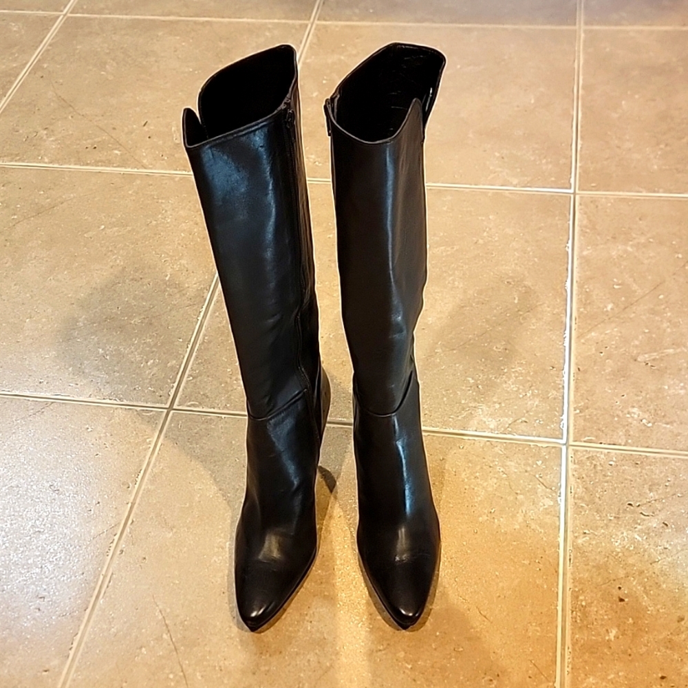 STUART WEITZMAN CHOCOLATE BROWN KNEE HIGH BOOTS. SIZE 8 1/2.